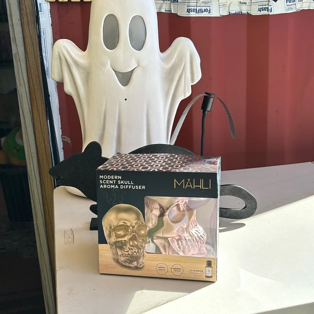 RESERVED Skull Aroma Diffuser with Lavender Essential Oil - Picture 2 of 4